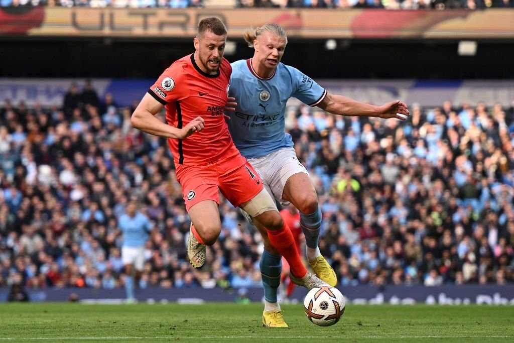 Quái vật Haaland húc bay hậu vệ Brighton rồi ghi bàn 3